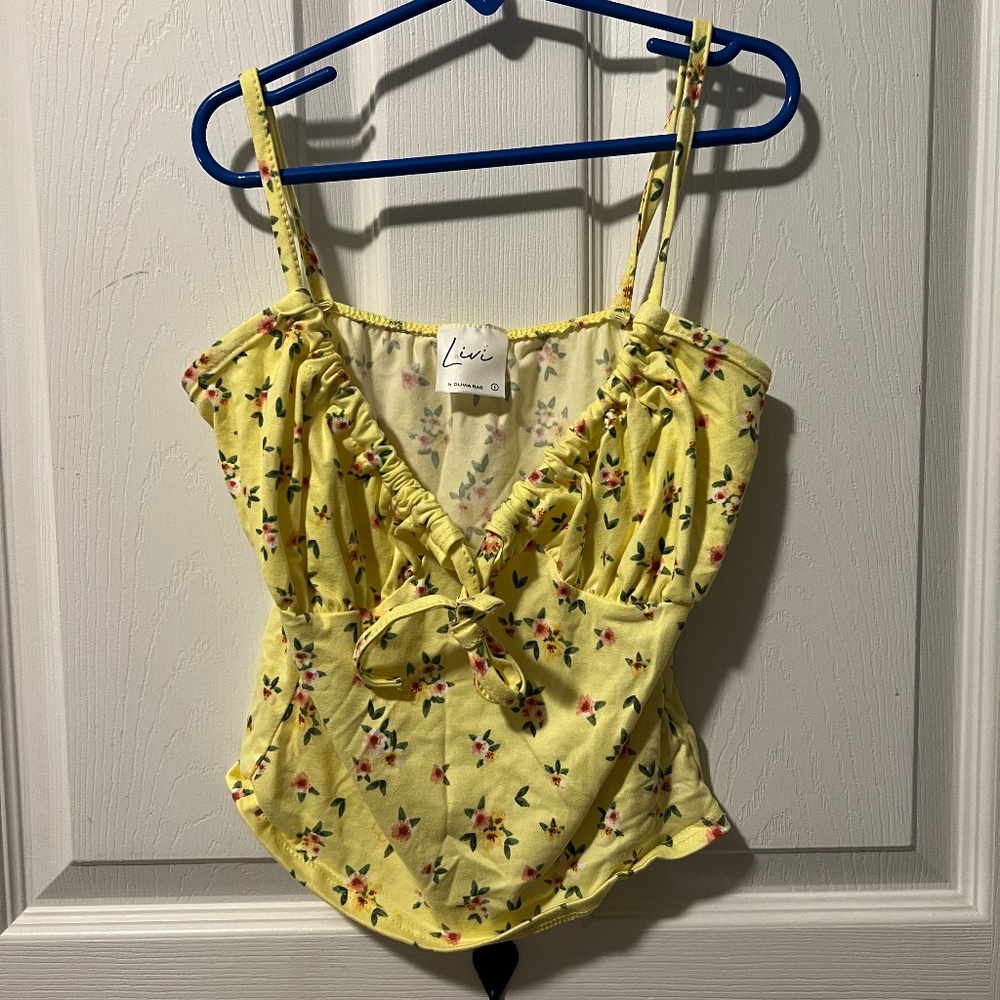 Livi by Olivia Rae Yellow Floral Cropped Tank. Women's small